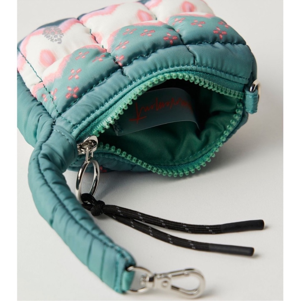 NWT Free People x FP Movement Quilted Printed Micro Pouch - Picture 2 of 4